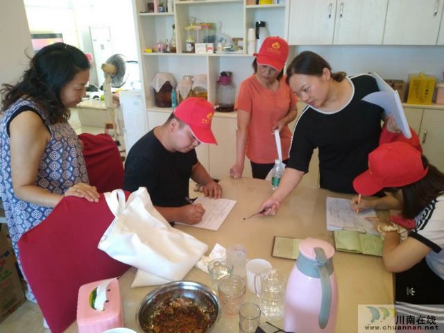 内江经开区靖民镇双雁社区开展人口普查摸底入户工作(图2) 内江经开区靖民镇双雁社区开展人口普查摸底入户工作(图2)