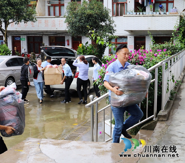龙马潭：帮扶助学送温暖，真情关怀送爱心(图3)