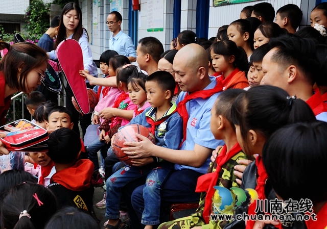 龙马潭：帮扶助学送温暖，真情关怀送爱心(图6)