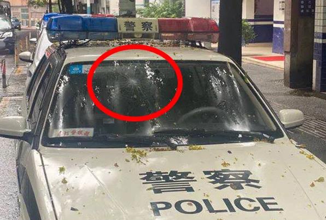 泸州醉哥提起酒瓶，朝警车走出六亲不认的步伐……