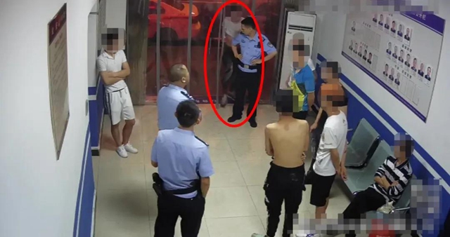 泸州醉哥提起酒瓶，朝警车走出六亲不认的步伐……(图2)