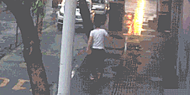 泸州醉哥提起酒瓶，朝警车走出六亲不认的步伐……(图4)