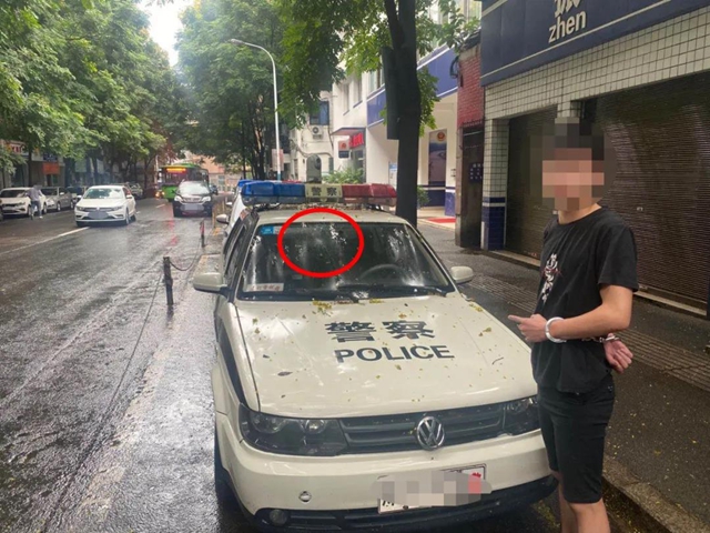 泸州醉哥提起酒瓶，朝警车走出六亲不认的步伐……(图7)