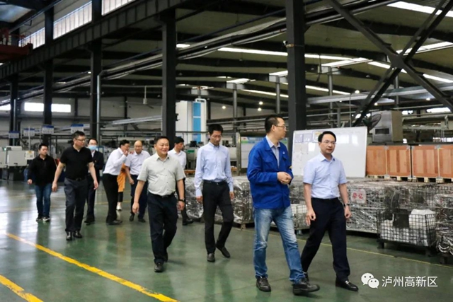 成都银行行长王涛一行到泸州国家高新区考察