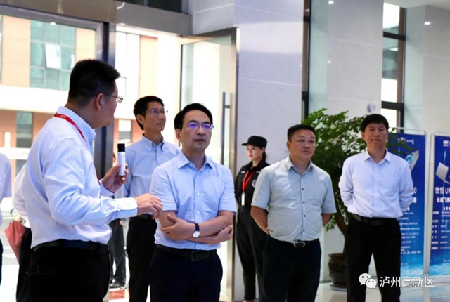 成都银行行长王涛一行到泸州国家高新区考察(图2)