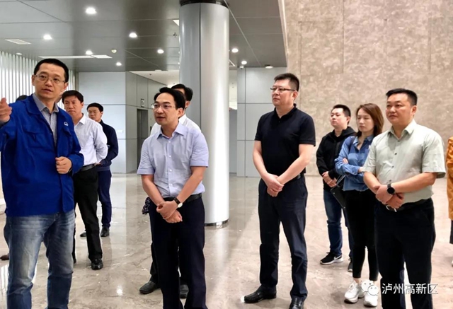 成都银行行长王涛一行到泸州国家高新区考察(图4)