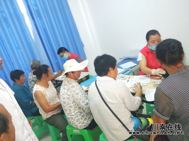 泸县百和镇卫生院开展慢性病集中随访活动