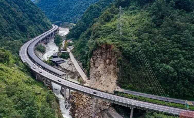 山体垮塌致桥梁断裂！石棉公安局公布雅西高速绕行路线(图4)