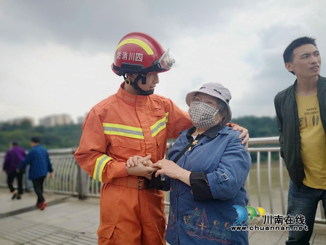两人在泸州国窖大桥上轻生！一人已跳入江中，一人被当场救下！
