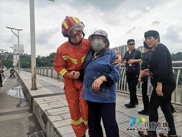 两人在泸州国窖大桥上轻生！一人已跳入江中，一人被当场救下！(图2)