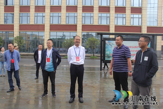 泸县政协到云龙镇跟踪视察场镇及公交站公厕建设工作
