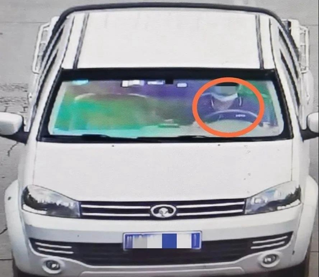 泸州男子不服交警处理结果，将处罚决定书撕成渣渣……(图2)