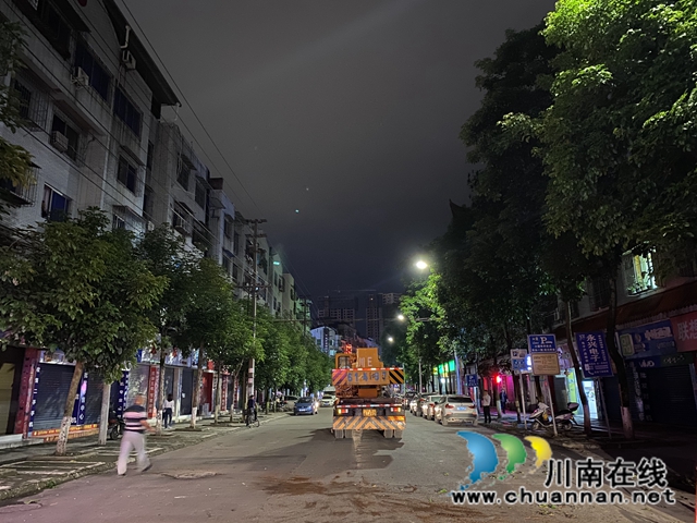 泸县综合行政执法局依法拆除违规大型户外广告牌(图3)