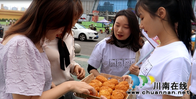 泸州九橙社开展街头趣味测试呼吁拒绝使用一次性塑料袋(图2)