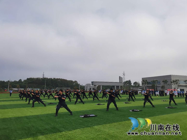 泸县举办 “忠勇铁军卫龙城 .铸魂扬威展英姿”警体运动会(图4)