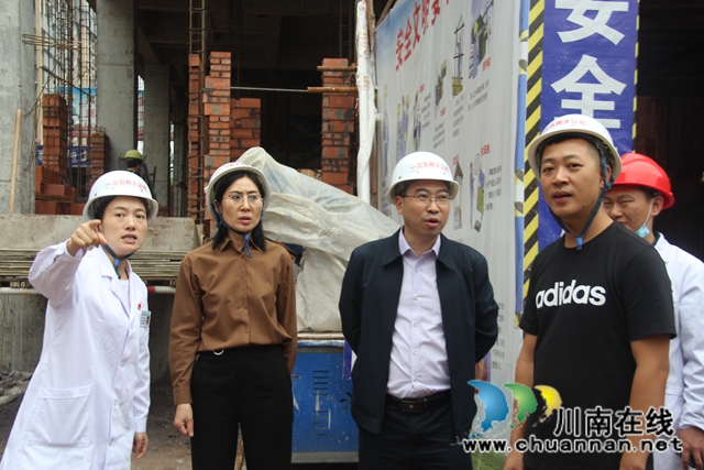杨开春到泸县云龙镇督导云龙卫生院外科综合大楼项目建设工作(图2)