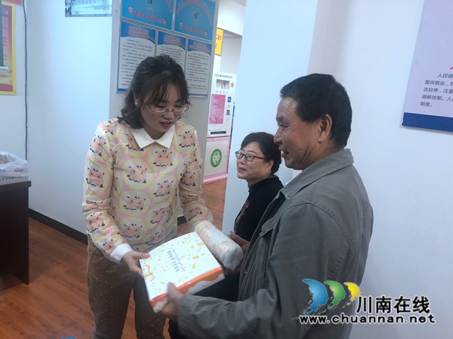 江阳区华阳街道龙腾社区开展情暖中秋慰问失独家庭活动