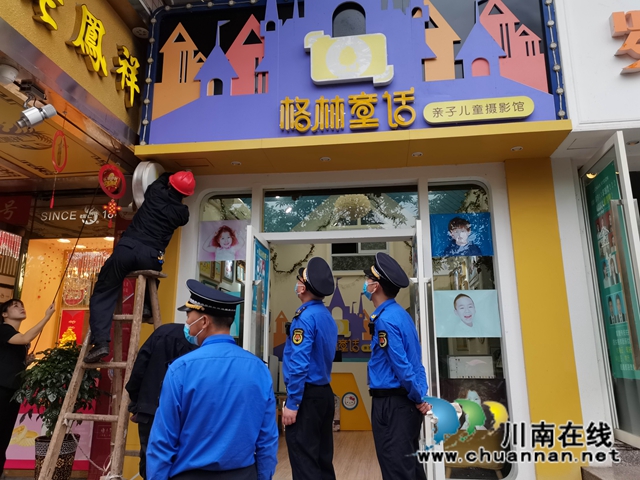 泸县综合行政执法局：拆除违规灯箱广告、违规梯踏步，营造文明有序环境