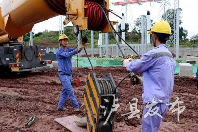 “心脏”装好了！川南城际铁路内自泸段首台牵引变压器就位(图3)