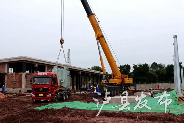 “心脏”装好了！川南城际铁路内自泸段首台牵引变压器就位(图4)