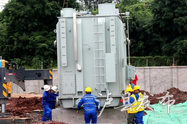 “心脏”装好了！川南城际铁路内自泸段首台牵引变压器就位(图7)