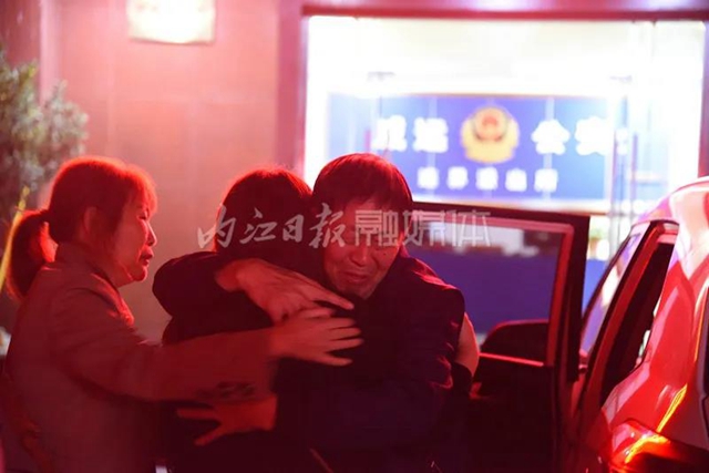 失联21年！内江一女子终与家人团聚，现场所有人湿了眼眶