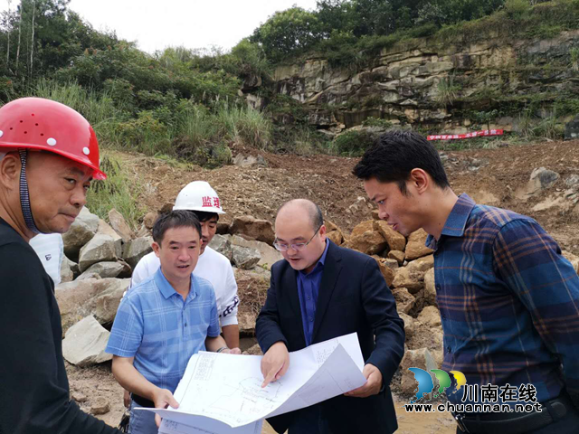 泸州市国土整治和修复中心现场巡查长江沿岸10公里范围内废弃露天矿山生态修复治理项目