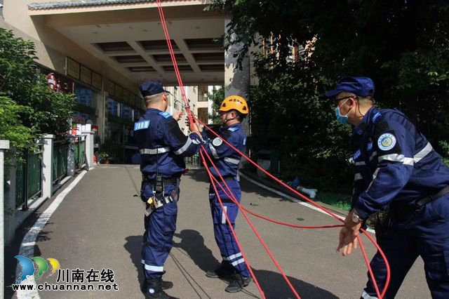 泸县：巨型马蜂窝高悬医院大楼两载，龙城救援队员飞檐走壁铲除(图2)