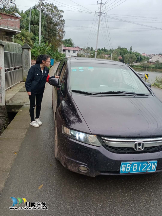 内江经开区靖民镇石坝村：“格格”成为交通劝导员