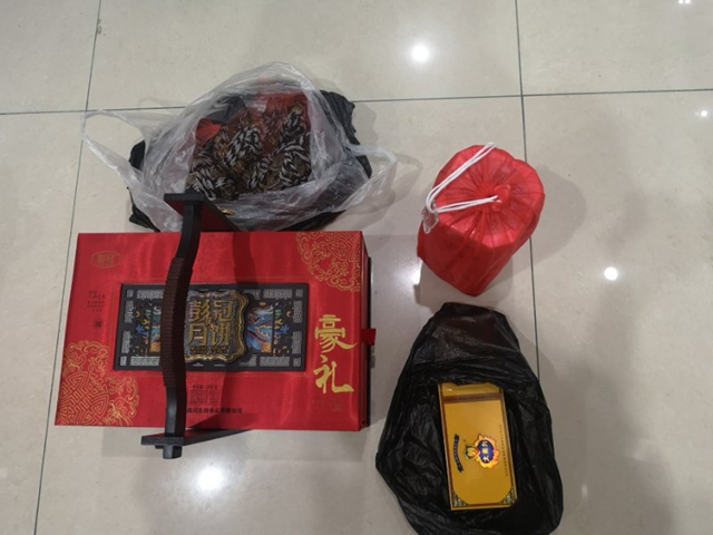 五粮液、大闸蟹、大重九！宜宾一男子在假期给警察送礼！结果……