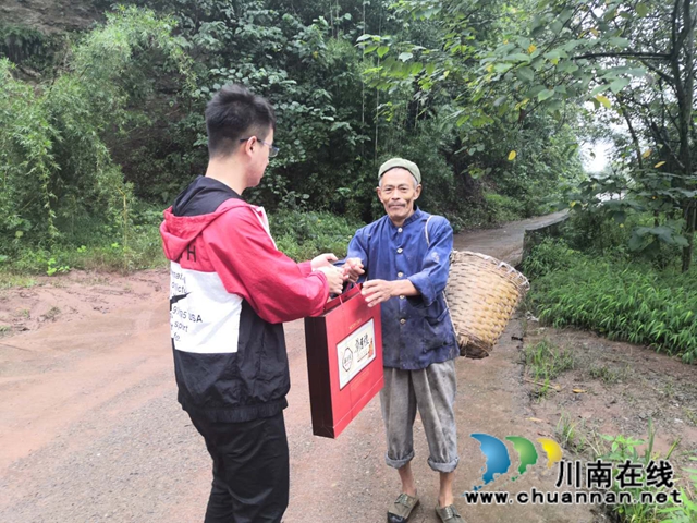 纳溪：“双节”送爱心，情暖贫困户