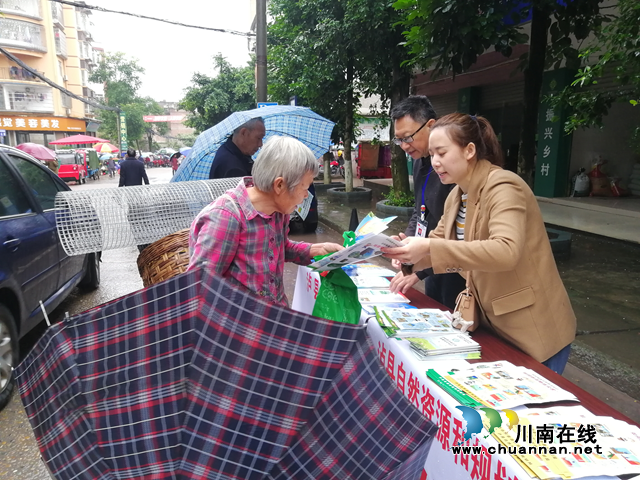 泸县自然资源和规划局开展防灾减灾知识宣传活动