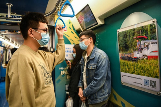 打造流动的影像展 四川推出脱贫攻坚“奋进号”主题列车(图9)