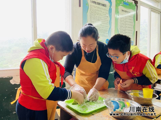 纳溪天仙镇中心小学：学生娃学做“不一样的馒头”