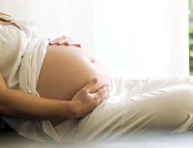 【关注】泸州孕妈在家产子，竟自提胎盘到楼下等救护车！(图2)