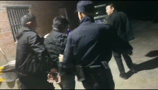 泸州8名“警察”持械抢劫十余万！被抓时被吓的惊声尖叫（附视频）(图2)