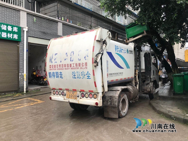 餐厨垃圾收集运输车亮相泸县立石镇街头