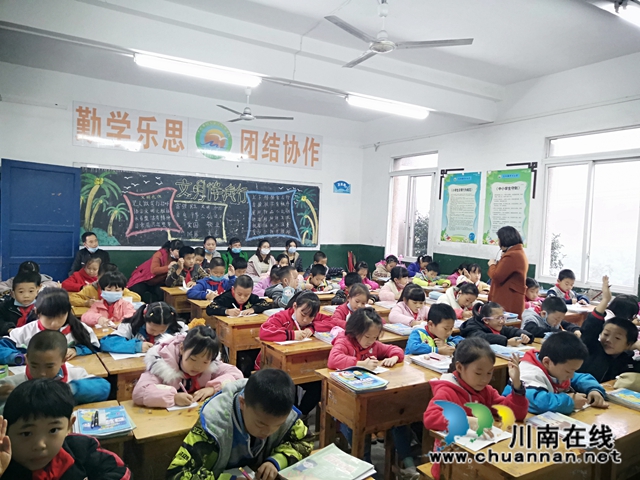 纳溪区天仙镇中心小学开展“家校共育，共助成长”家长开放日活动