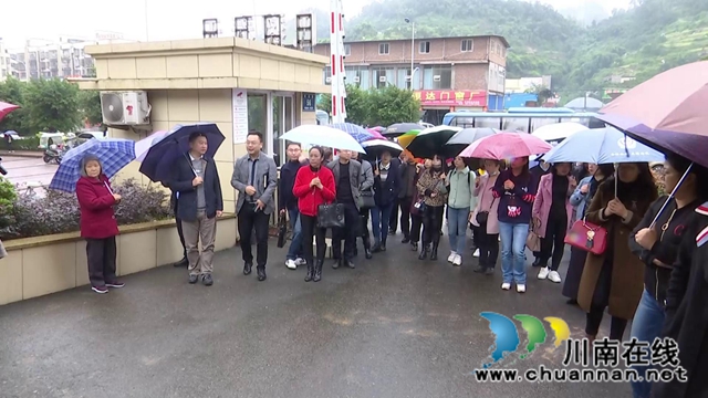 合江县召开小区党建工作现场会