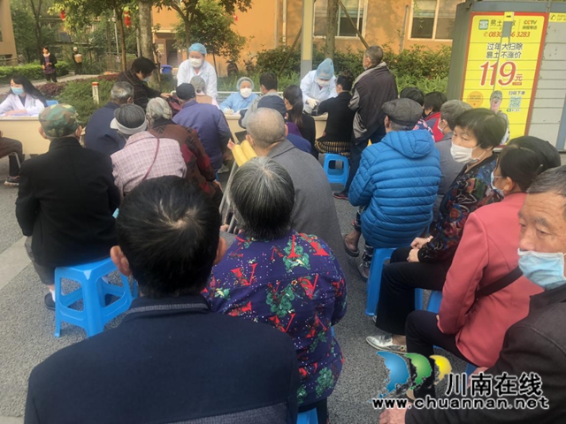 江阳区华阳街道：“关爱老人送健康”