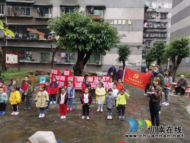 龙马潭区红星街道红星社区党员志愿者联合红星幼儿园慰问红星养老院