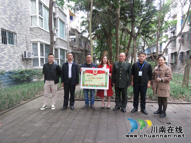 龙马潭区红星街道：现役军人荣获三等功 敲锣打鼓送喜报