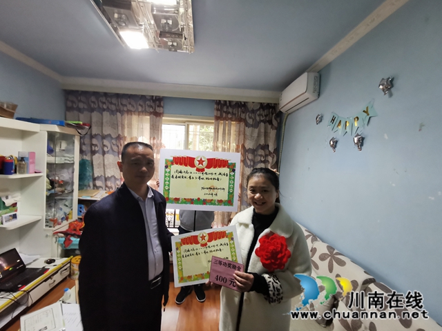 龙马潭区红星街道：现役军人荣获三等功 敲锣打鼓送喜报(图3)