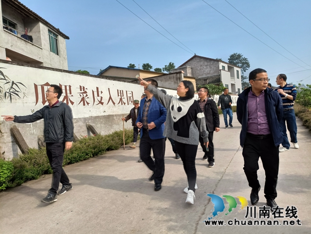 内江市东兴区综合行政执法局到泸县考察交流农村垃圾分类工作(图2)