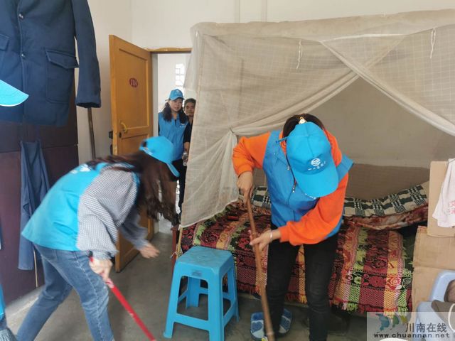 川煤芙蓉威鑫煤业:“情暖金秋,爱在重阳”义务劳动献爱心(图3) 川煤芙蓉威鑫煤业:“情暖金秋,爱在重阳”义务劳动献爱心(图3)