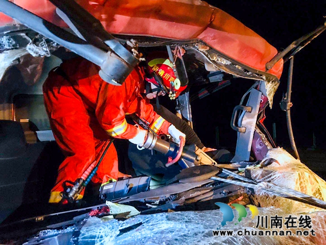 泸州：两货车凌晨追尾致一人被困，消防成功”剪“救