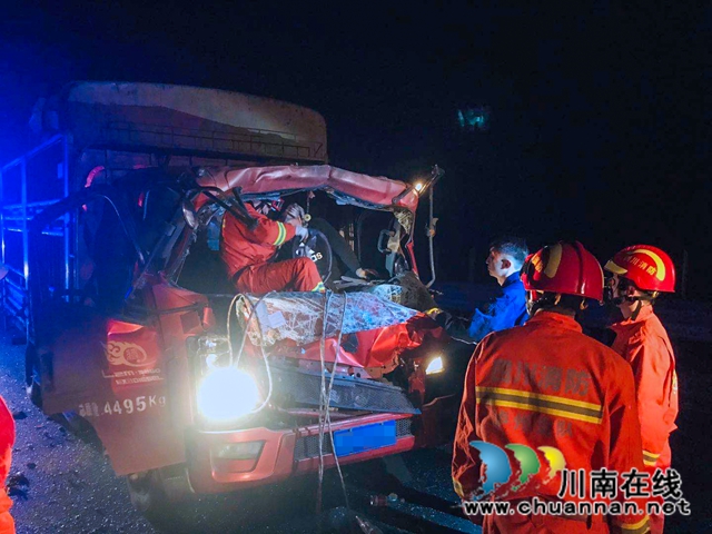 泸州：两货车凌晨追尾致一人被困，消防成功”剪“救(图2)
