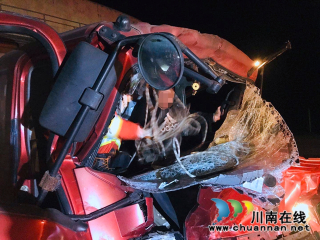 泸州：两货车凌晨追尾致一人被困，消防成功”剪“救(图4)