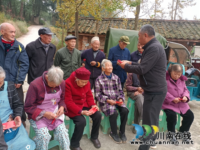 泸县立石镇普照村举办重阳节爱老敬老活动