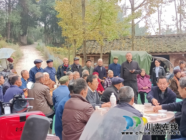 泸县立石镇普照村举办重阳节爱老敬老活动(图2)